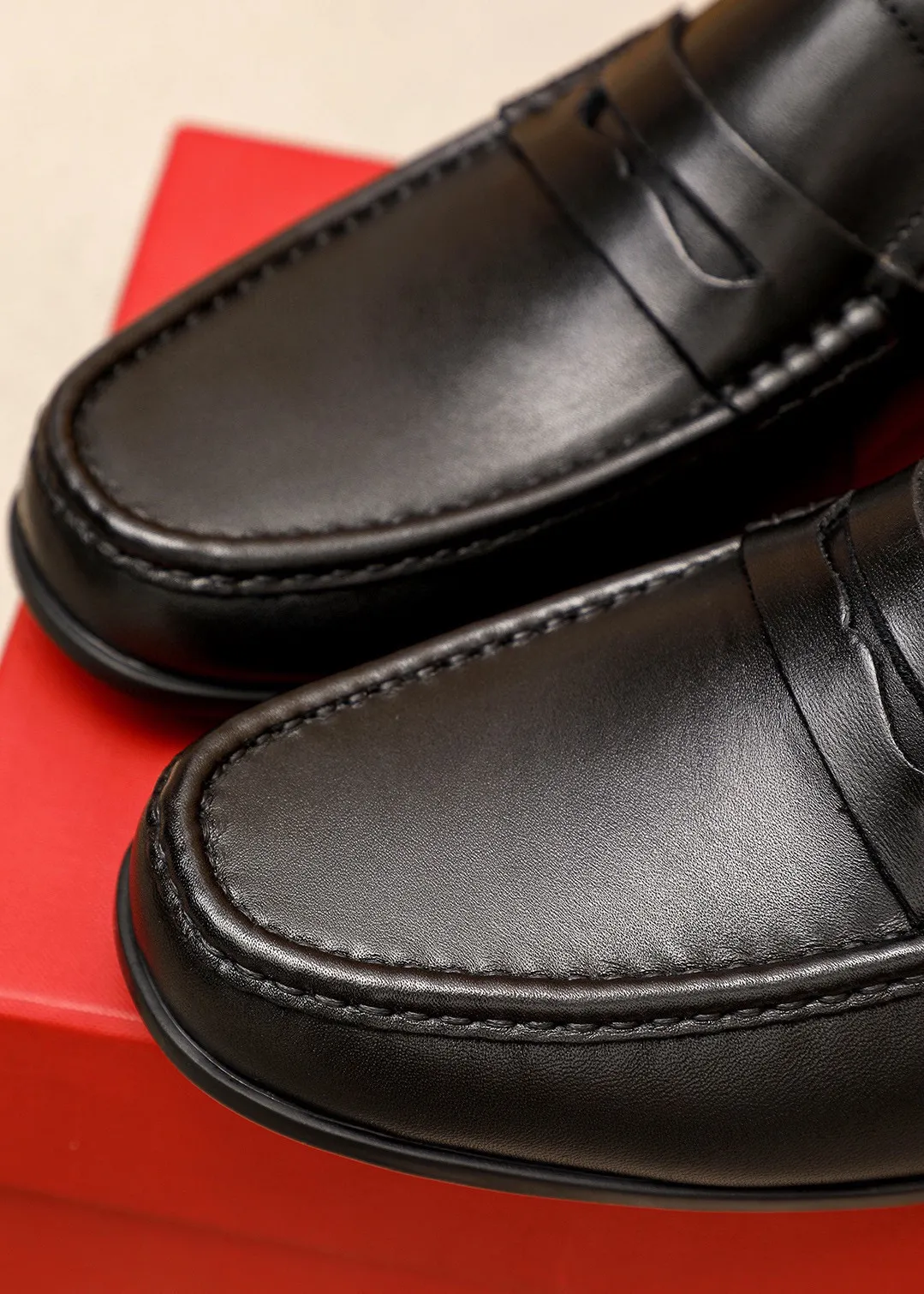 Men's shoes 💰480 💐 Product trademark: Ferragamo "Ferragamo" casual leather shoes Regular size: 38-44 (45🉑️customized) Product materials: Selected imported first-layer calfskin upper, imported water-dyed cowhide leather lining. Strong three-dimensional visual effect, original outsole color: 3⃣️seed leather materials available